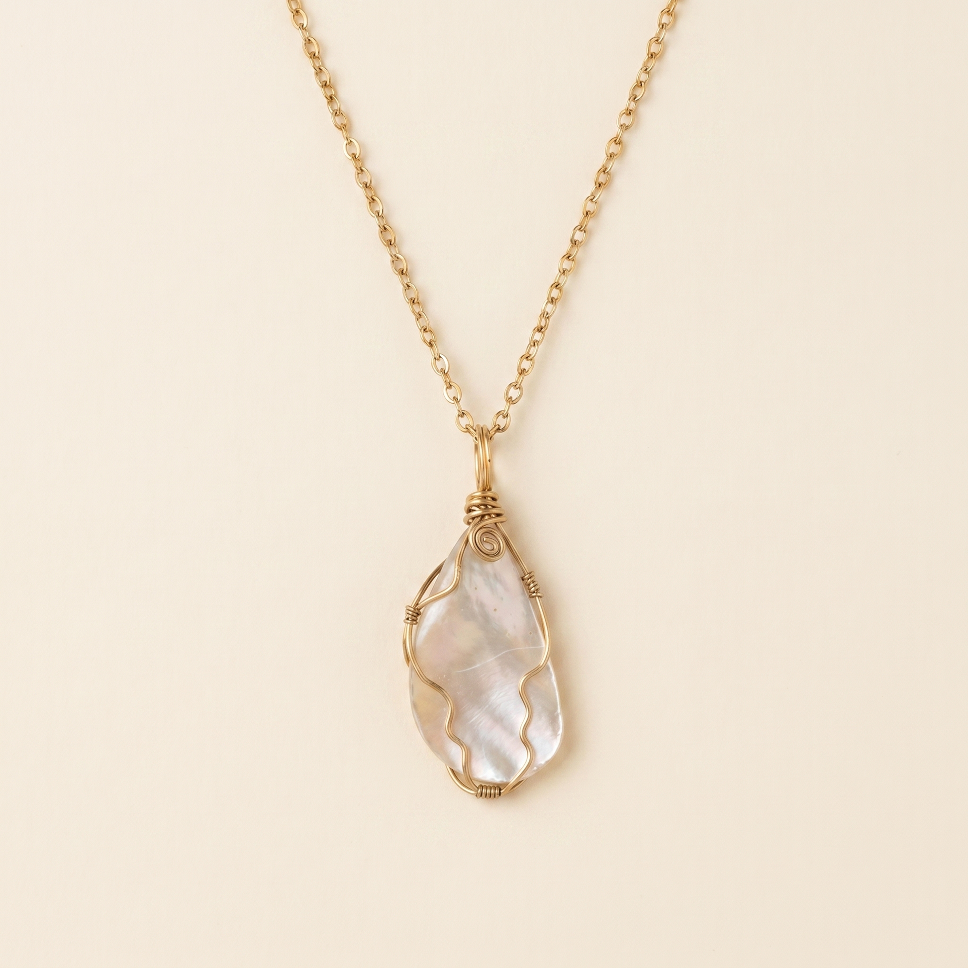#14 One Piece – Mother of Pearl Necklace Gold