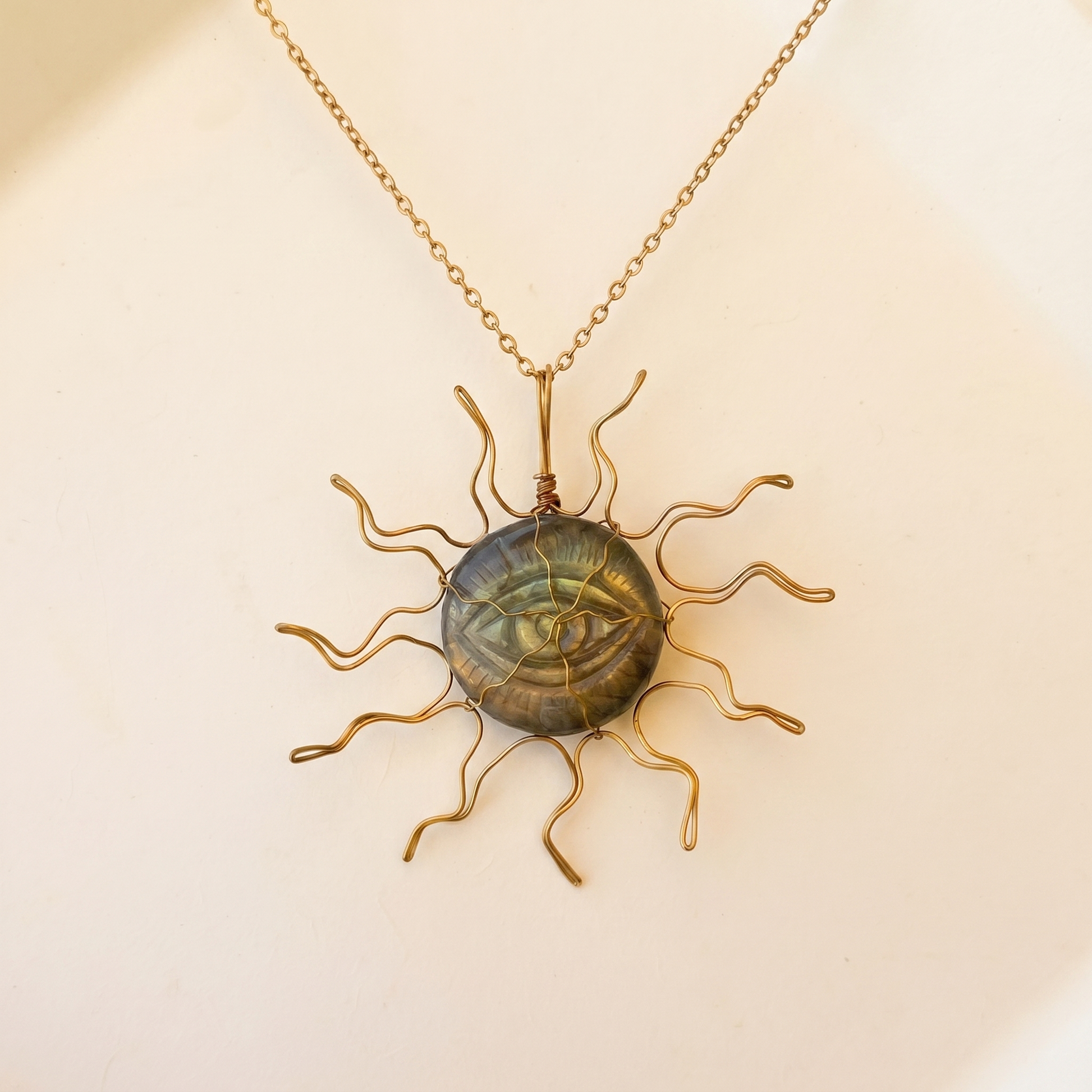 #31 One Piece – Labradorite Eye Necklace Gold